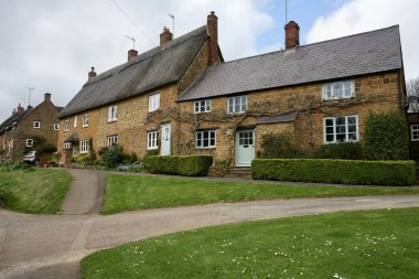 Bu güzel Oxfordshire Köyü 'ndeki güzel geleneksel Thatched kulübeleri. Wroxton, Oxfordshire, İngiltere. 7 Nisan 2024. 