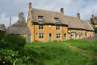 Mills Lane 'deki şu anda kapalı olan North Arms Pub' ın arkası. Adını 19. yüzyıl uzantısıyla 17. yüzyıldan alan Lord North 'tan alıyor. Wroxton, Oxfordshire, İngiltere. 7 Nisan 2024. 