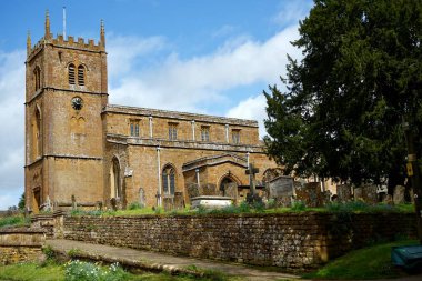 14. Yüzyıl Azizleri Kilisesi 'nin mezarlığı, Wroxton, Oxfordshire, İngiltere. 7 Nisan 2024. 