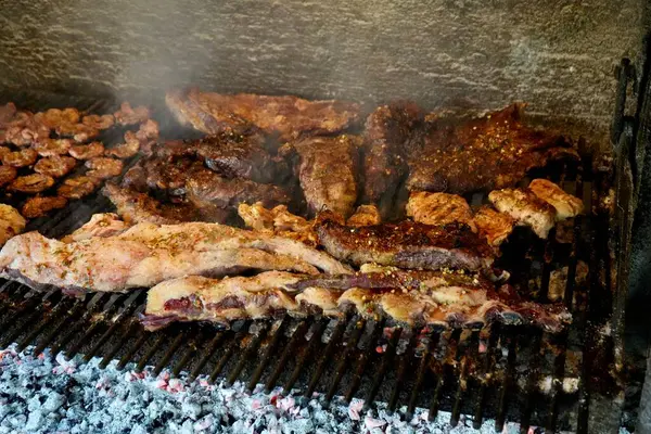 Kömürde kızartılmış bbq 'te pişen bir et çeşidi..