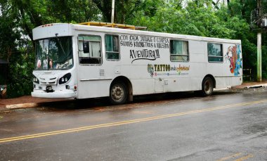 Beyaz Mercedes otobüsündeki dövme salonu, Iguaz, Misiones Eyaleti, Arjantin, 24 Ekim 2023. 