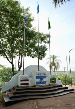 Sınıra bakan Paraguay, Arjantin ve Brezilya bayrakları ve Ponte da Integrao. Iguaz, Misiones Eyaleti, Arjantin. 25 Ekim 2023. 