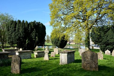 St. James Anglican Chuch, Devizes, Wiltshire, İngiltere 'deki kilise avlusunda mezarlar. 18 Nisan 2024. 