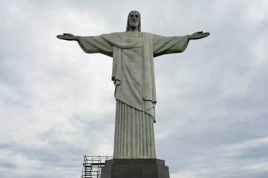 The Statue of Christ the Redeemer 'ın ileri görüşlü görüntüsü. Rio de Janeiro, Brezilya, 28 Ekim 2023. 