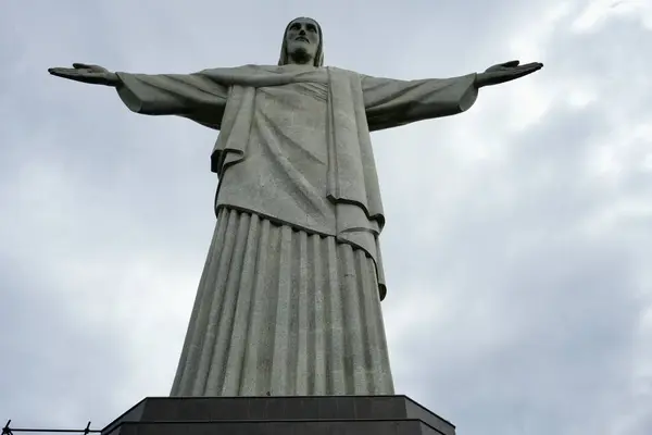 The Statue of Christ the Redeemer 'ın ileri görüşlü görüntüsü. Rio de Janeiro, Brezilya, 28 Ekim 2023. 
