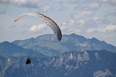 Arkasında dağ manzarası olan bir paraglider. Hopfgarten im Brixental, Avusturya, 26 Temmuz 2009. 