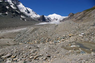 Taşlar buzulun olduğu yerde birikmiş. Grossglockner Buzulu, Avusturya. 27 Temmuz 2009. 