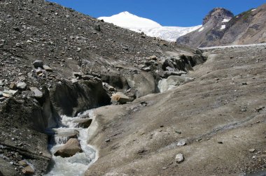 Grossglockner Buzulu, Avusturya. 27 Temmuz 2009. Eriyen su buzulda akıyor.. 