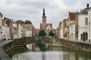 Kanal üzerindeki Ancinet Poortersloge köprüsü geleneksel binalarla çevrili. Bruges, Belçika, 9 Ağustos 2009. 