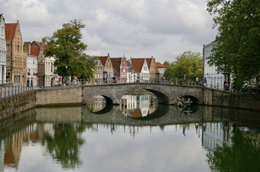 Kanal üzerindeki Ancinet Poortersloge köprüsü geleneksel binalarla çevrili. Bruges, Belçika, 9 Ağustos 2009. 