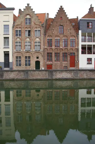 Bangunan Tradisional Flandria Tercermin Dalam Air Kanal Bruges Belgia Agustus — Stok Foto