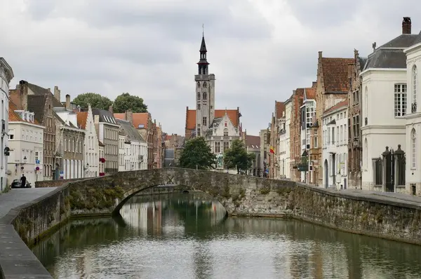Ancinet Poortersloge Jembatan Atas Kanal Dikelilingi Oleh Bangunan Tradisional Bruges — Stok Foto