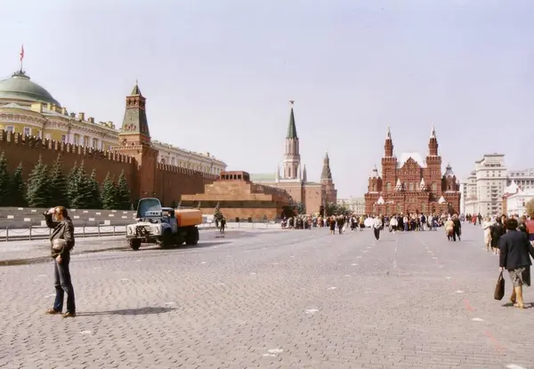 Sovyet dönemi Kızıl Meydan 'ı, Devlet Tarihi Müzesi, Kremlin ve Lenins Mezarı' yla resmediyor. Moskova, Rusya, 2 Eylül 1989. 