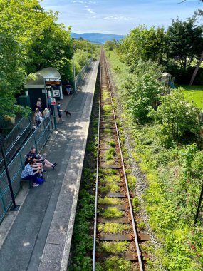 Galler kıyısındaki Talybont istasyonundan gelen demiryolu hatları. Tal-y-bont, Talybont, Galler, İngiltere, 11 Mayıs 2024. 