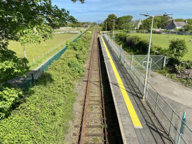 Galler kıyısındaki Talybont istasyonundan gelen demiryolu hatları. Tal-y-bont, Talybont, Galler, İngiltere, 11 Mayıs 2024. 