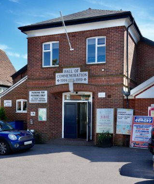 The High St, Wadhurst, Kent, İngiltere 'deki Wadhust Anma Salonu. 15 Mayıs 2024. 