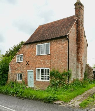 Küçük Hythe, Kent, İngiltere 'deki geleneksel Kent Tudor dönemi tuğla kulübesi. 16 Mayıs 2024. 