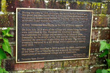 Nehir Rother plaketi ve 14. yüzyılda gemi yapımı, Küçük Hythe, Ham Green, Tenterden, İngiltere. 16 Mayıs 2024. 