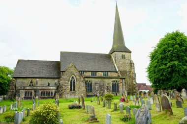 Aziz Peter ve Aziz Paul Kilisesi ve etrafındaki kilise avlusu. Wadhurst, Kent, İngiltere, 16 Mayıs 2024. 