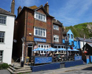 The Dolphin Inn, Hastings, East Sussex, İngiltere 'deki geleneksel bir İngiliz sahil barı. 17 Mayıs 2024. 