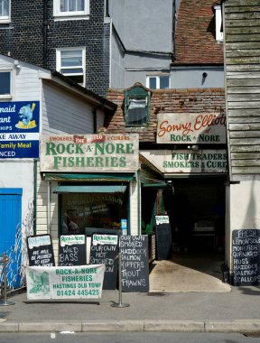 Rock A Nore Balıkçılık, geleneksel bir İngiliz Deniz Ürünleri dükkanı. Hastings, Doğu Sussex, İngiltere. 17 Mayıs 2024. 