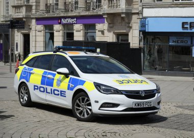 Vauxhall Astra Estate, Sussex Polisi, Hastings şehir merkezine park etmiş bir polis arabası. Hastings, Doğu Sussex, İngiltere. 17 Mayıs 2024. 