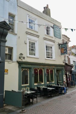 Hastings Arms, geleneksel bir İngiliz sahil barı. Hastings, Doğu Sussex, İngiltere. 17 Mayıs 2024. 