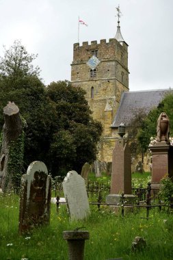 All Saints Kilisesi, Brenchley, Kent, İngiltere 'deki mezarlıkta mezar taşları. 18 Mayıs 2024. 