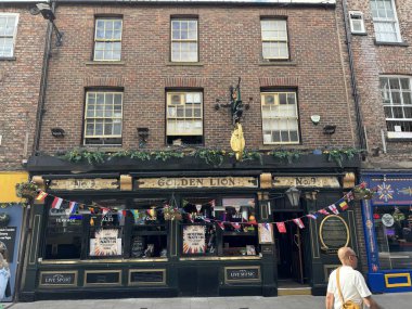 St. York Kilisesi 'ndeki Golden Lion Pub, İngiltere. 27 Haziran 2024. 