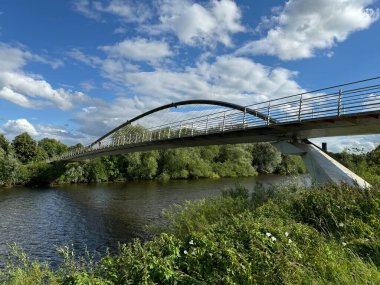 Ouse Nehri üzerindeki Milenyum Köprüsü 10 Nisan 2001 'de açıldı ve inşaatı 4,2 milyon dolara mal oldu. York, İngiltere, İngiltere. 27 Haziran 2024. 