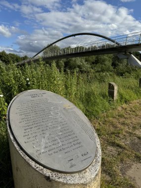 Ouse Nehri üzerindeki Milenyum Köprüsü 'nün bilgi plaketi 10 Nisan 2001' de açıldı ve inşaatı 4,2 milyon dolara mal oldu. York, İngiltere, İngiltere. 27 Haziran 2024. 