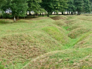 Birinci Dünya Savaşı Siperleri artık çok büyüdü. Somme, Fransa, 15 Ağustos 2006. 