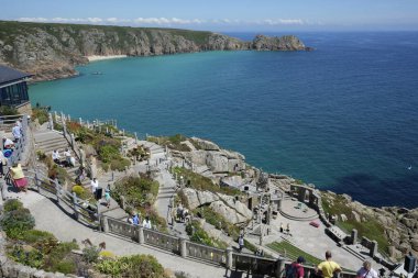 Mavi deniz ve gökyüzüyle Minack Tiyatrosu 'nu seyredin. Porthcurno, Penzance, İngiltere. 18 Temmuz 2024. 