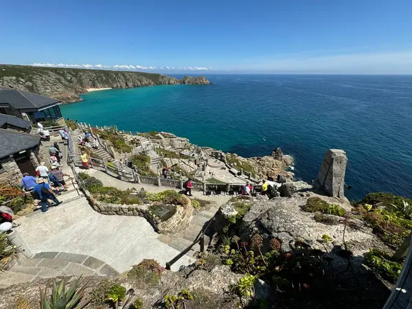 Mavi deniz ve gökyüzüyle Minack Tiyatrosu 'nu seyredin. Porthcurno, Penzance, İngiltere. 18 Temmuz 2024. 