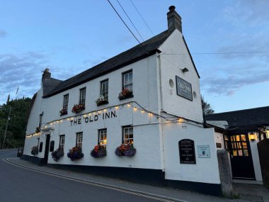 The Old Inn 'in akşam manzarası, 16. yüzyıl geleneksel Cornish bölümü sazlanmış bir bar. Mullion, Cornwall, Uk. 18 Temmuz 2024. 