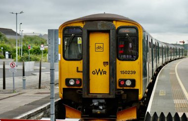 Sınıf 150-2 GWR 150239 St Erth İstasyonu treni. 1986-7 arası yapılmış. Aziz Erth, Hayle, İngiltere, İngiltere. 19 Temmuz 2024. 