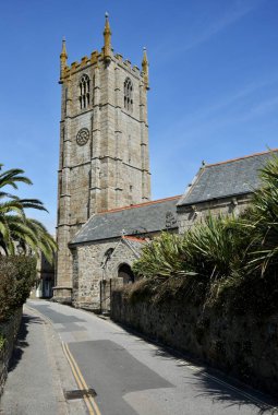 1410 ile 1434 yılları arasında rahat bir şapel olarak inşa edilen mavi gökyüzünün altındaki St. Ia Kilisesi. St Ives, Cornwall, İngiltere. 19 Temmuz 2024. 