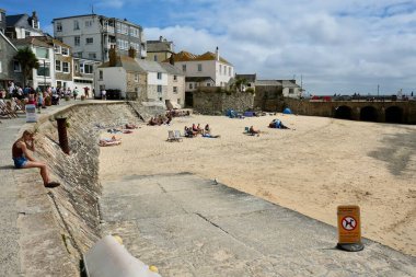 Smeatons İskelesi 'nin arkasında olduğu Harbour plajındaki deniz duvarı. St Ives, Cornwall, İngiltere, İngiltere. 19 Temmuz 2024. 