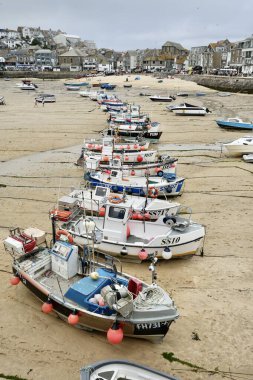 Tekneler İngiltere, İngiltere 'de St. Ives, Cornwall, Harbour Sand plajında dizildi. 19 Temmuz 2024. 
