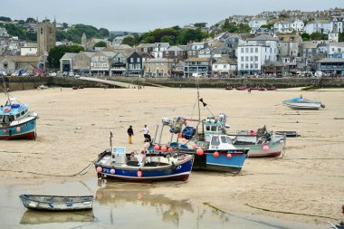 Tekneler İngiltere, İngiltere 'de St. Ives, Cornwall, Harbour Sand plajında dizildi. 19 Temmuz 2024. 