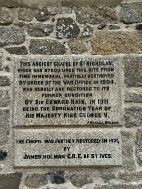 Aziz Niklas Kilisesi 'nin bilgi plaketi, 1911' de yeniden inşa edildi. St Ives, Cornwall, İngiltere, İngiltere. 19 Temmuz 2024. 