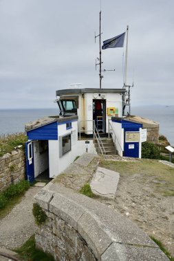 Lamba Kayası 'ndaki St. Ives İzleme İstasyonu' nun granit batarya duvarları Napolyon 'un olası bir Fransız işgaline karşı 1860 yılında dikildi. St Ives, Cornwall, İngiltere, İngiltere. 19 Temmuz 2024. 