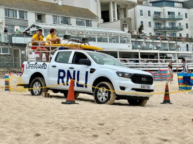 Beyaz Ford Ranger RNLI Cankurtaran kamyoneti sahilde. St Ives, Cornwall, İngiltere, İngiltere. 19 Temmuz 2024. 