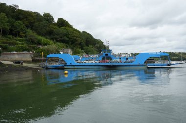 Trelissick ve Philleigh arasındaki King Harry Araba Feribotu 'ndan arabalar boşaltılıyor. Trelissick, Cornwall, İngiltere. 21 Temmuz 2024. 