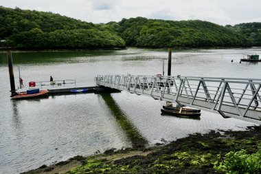 Nehir kenarındaki Trelissick Pontoon 'a demirlemiş küçük tekneler. Trelissick, Cornwall, İngiltere, 21 Temmuz 2024. 