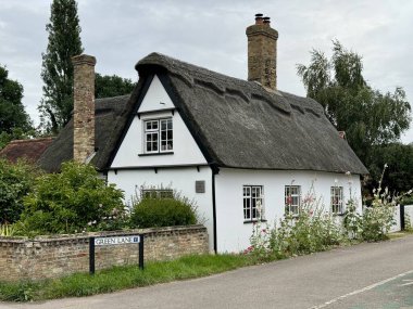 Green Lane 'de geleneksel Thatched White Cottage. Houghton, Huntingdon, İngiltere, İngiltere. 24 Temmuz 2024. 