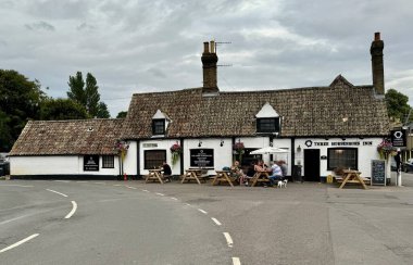 The Three Horseshoes Inn, geleneksel bir 17. yüzyıl İngiliz Pub 'ı. Houghton, Huntingdon, İngiltere, İngiltere. 24 Temmuz 2024. 
