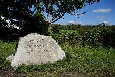 Venedik Taciri 'nden alıntılarla Penninyolundaki Stone sezona kadar kaç şeyin doğru övgü ve gerçek mükemmelliğe ulaştığını söyledi. Malham, Skipton, Yorkshire, İngiltere. 14 Ağustos 2024. 