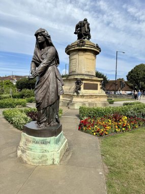 Bancroft Gardens 'taki Gower Anıtı' nın yanındaki Lady Macbeth 'in heykeli. Stratford-upon-Avon, İngiltere. 28 Ağustos 2024. 