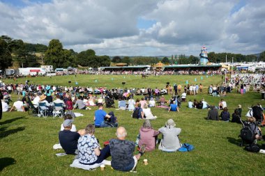 Chatsworth Şehir Fuarı 'nda kalabalık var. Derbyshire, İngiltere, 30 Ağustos 2024. 